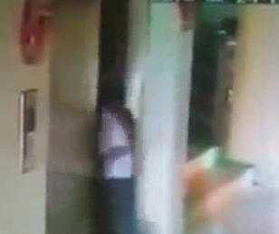 Cậu bé bị rơi khi bước vào buồng thang máy