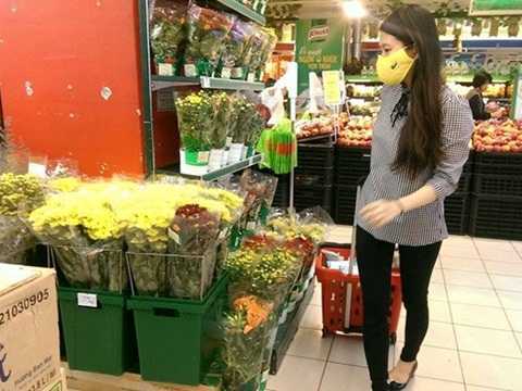 Nhiều người ngất xỉu, khách đeo khẩu trang vào BigC mua sắm