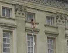 Khỏa thân trốn thoát từ cửa sổ cung điện nước Anh