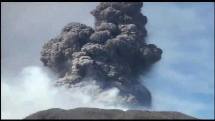 Xem núi lửa phun trào dữ dội, cột khói cao hàng km