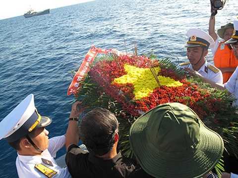 Vì sao những người lính hy sinh nằm dưới biển sâu Gạc Ma chưa về được đất mẹ?