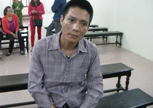 Người chồng nhẫn tâm tạt a xít vào mặt vợ