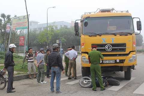 Nữ phụ hồ bị xe tải cuốn vào gầm, kéo lê 15m