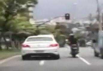 Clip: Đạp chân vào ôtô để trả thù, môtô ngã ngửa ra đường