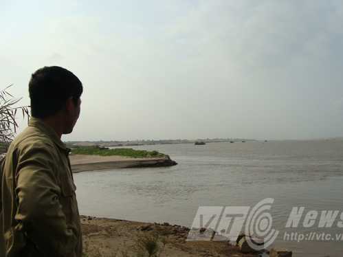 Người đàn ông kỳ lạ và câu chuyện về ‘vũng nuốt xác’ ở sông Hồng