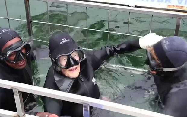 Hết nhảy dù, cụ bà 100 tuổi lại bơi...cùng cá mập