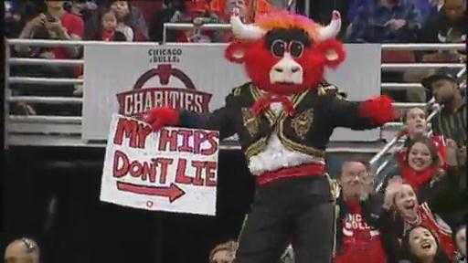 Những khoảnh khắc hài hước của linh vật trên sân bóng rổ