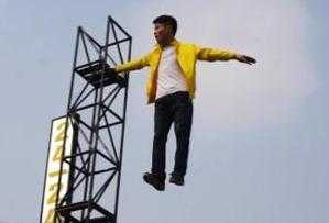 Đổ xô xem chàng trai lơ lửng trên không ở Hà Nội