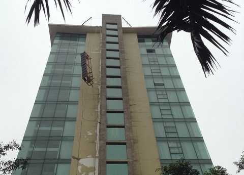 Bị treo lơ lửng trên tầng 12, hai công nhân hò hét kêu cứu