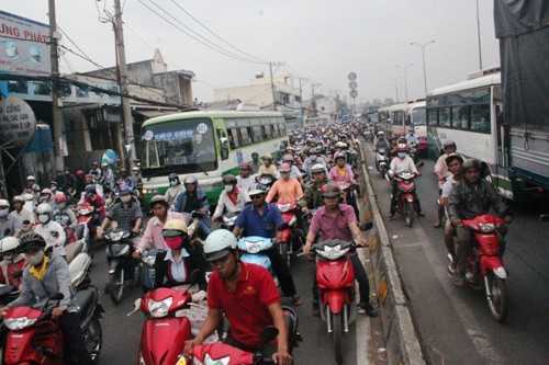 Kẹt xe hơn 5km, dân Sài Gòn vật vã đi làm