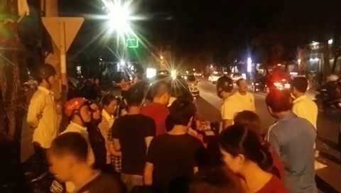 Tông vào cửa xe ô tô, bị xe tải cán chết