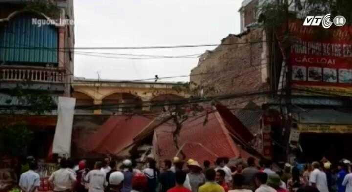 Video: Nhà 3 tầng bất ngờ đổ sập ở Bắc Giang