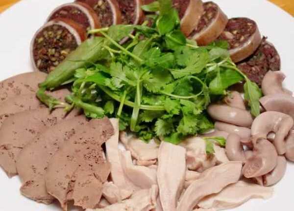 Làm món lòng lợn luộc thơm ngon