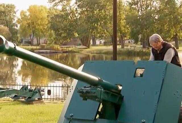 Clip: Tá hỏa vì đang yên đang lành bị đạn pháo xuyên thủng nhà