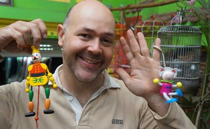 Lạ lùng 'ông Tây' bán hàng rong, dùng điện thoại 'nhà quê' ở Hà Nội