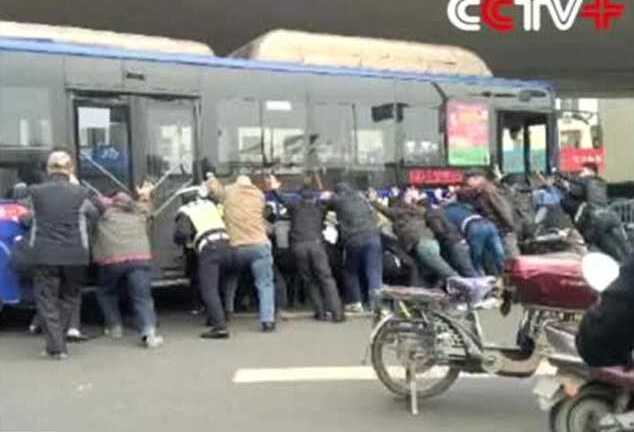 Thót tim pha giải cứu người mắc kẹt dưới gầm xe buýt