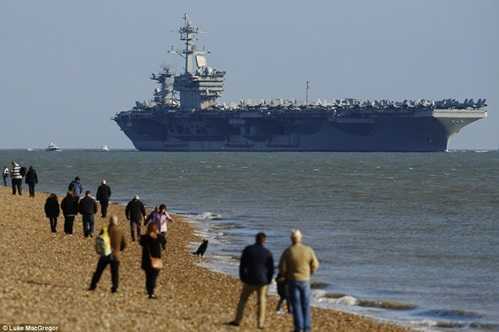 Tàu sân bay Mỹ không vào được cảng Portsmouth vì 'quá khổ'
