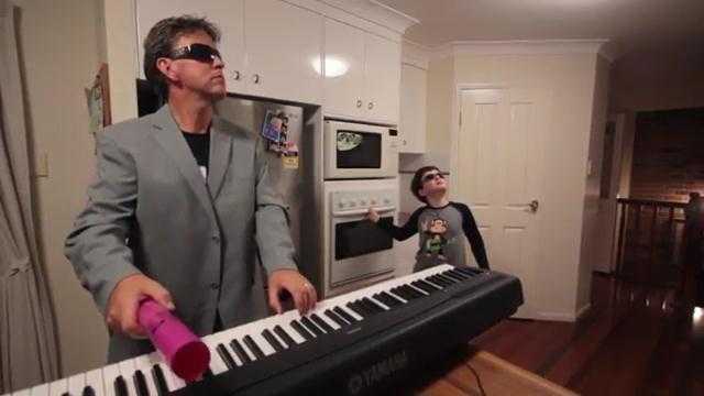 Thêm clip bố con chơi nhạc bằng lò nướng khi mẹ vắng nhà hài hước