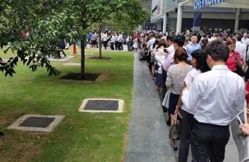 Người Singapore xếp hàng mua số báo đặc biệt về ông Lý Quang Diệu