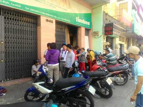 Gỗ ép rơi, đè chết nam công nhân