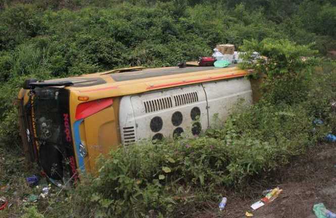 Video: Xe khách lao xuống vực, 10 người bị thương, tài xế phụ đánh công an
