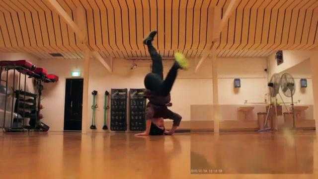 Nhảy hiphop kết hợp giải rubik cực nhanh