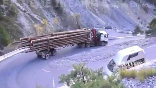 Nín thở xem xe đầu kéo đổ đèo