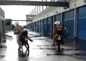 Không biết đi xe côn tay, cảnh sát gặp nạn hài hước