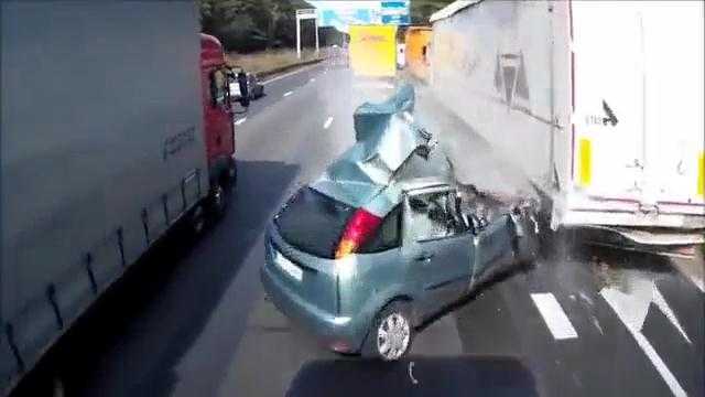 Chuyển làn gấp, ôtô bị đâm nát bét