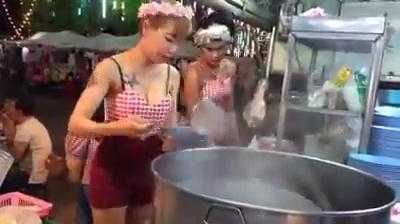 Hot girl bán hàng ăn thao tác như robot khiến khách hàng tò mò