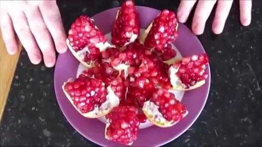 Clip hướng dẫn bổ quả lựu đúng cách