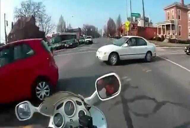 Chơi ngông vượt giữa 2 ôtô, môtô ngã ra đường thảm hại