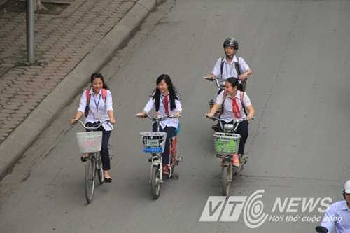 Từ 10/4, học sinh bắt buộc phải đội mũ bảo hiểm khi đi xe đạp điện