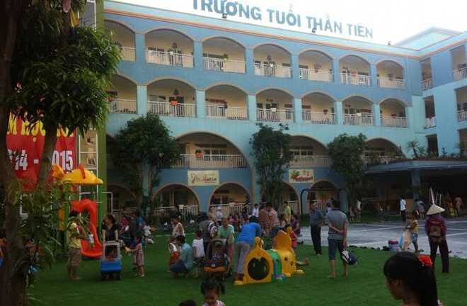 Cô giáo mầm non đâm ghim giấy vào chân trẻ