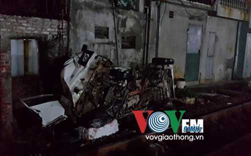 Tàu hỏa đâm nát ô tô, 1 người chết tại chỗ