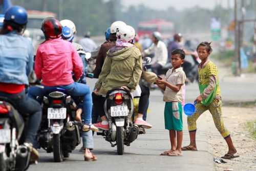 Trẻ em bị bắt phơi nắng, xin tiền trên Quốc lộ 1