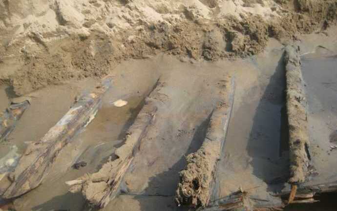 Thanh Hóa phát hiện tàu gỗ bí ẩn vùi sâu dưới cát