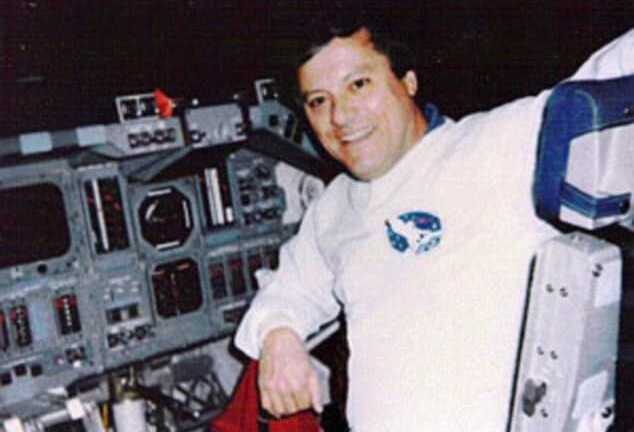 Cựu nhân viên NASA khẳng định nhìn thấy người ngoài hành tinh