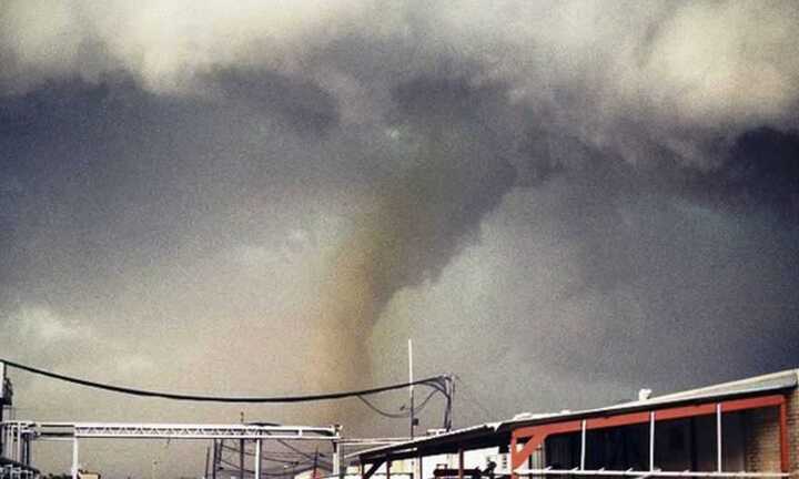 Kinh hoàng lốc xoáy vừa tấn công nước Mỹ như ngày tận thế