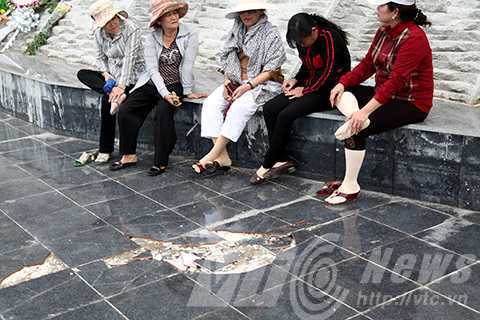 Sau lỗi khắc thơ sai, nền gạch khu tượng đài Mẹ Việt Nam Anh Hùng lại vỡ vụn