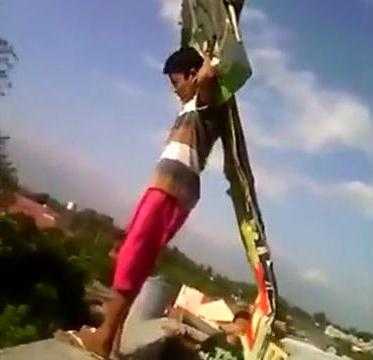 Liều mạng nhảy từ mái nhà xuống với diều tự chế