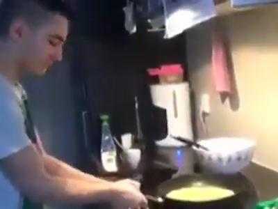Sự cố hài 'rụng răng' khi lật trứng rán trên chảo