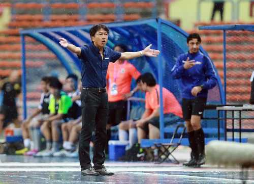 HLV Miura khiến học trò xúc động rơi nước mắt