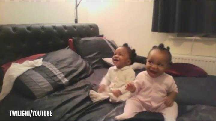 Hài hước cặp song sinh nhún nhảy khi nghe mẹ hát