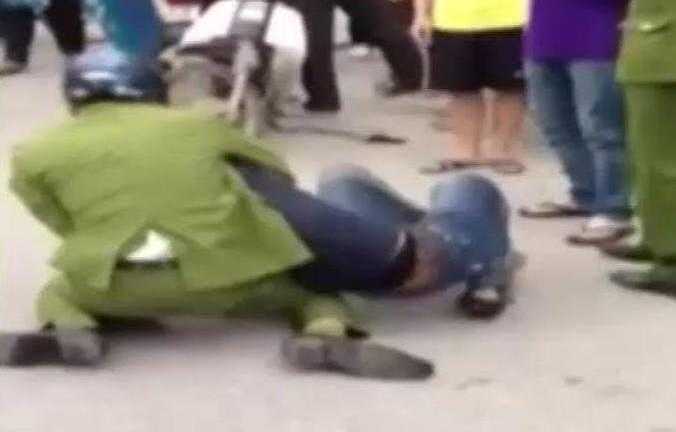 Sự thật clip cảnh sát Thanh Hóa vật lộn với người vi phạm trên phố