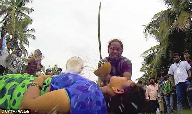 Đứng tim xem người đàn ông chặt dừa trên cổ vợ