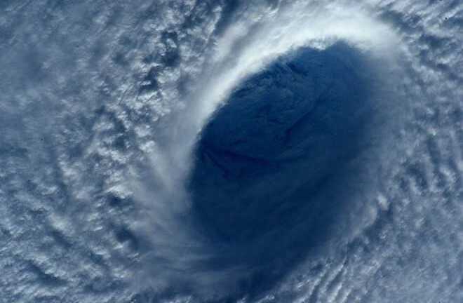 Hình ảnh cơn bão khổng lồ sắp vào Biển Đông nhìn từ vũ trụ
