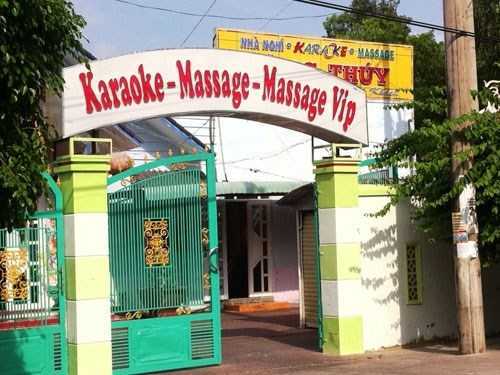 Thẩm phán vào nhà nghỉ với nữ đương sự bị cách chức