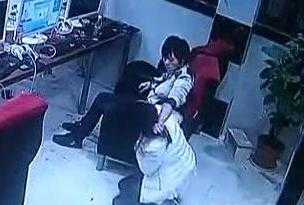 Nghi bị 'cắm sừng', đánh bạn gái dã man giữa quán net