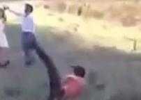 'Phó nháy' vừa lăn vừa chụp ảnh cưới hài 'vỡ bụng'